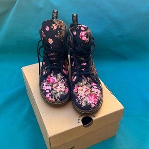 Dr. Martens Airwair. floral print. size 8